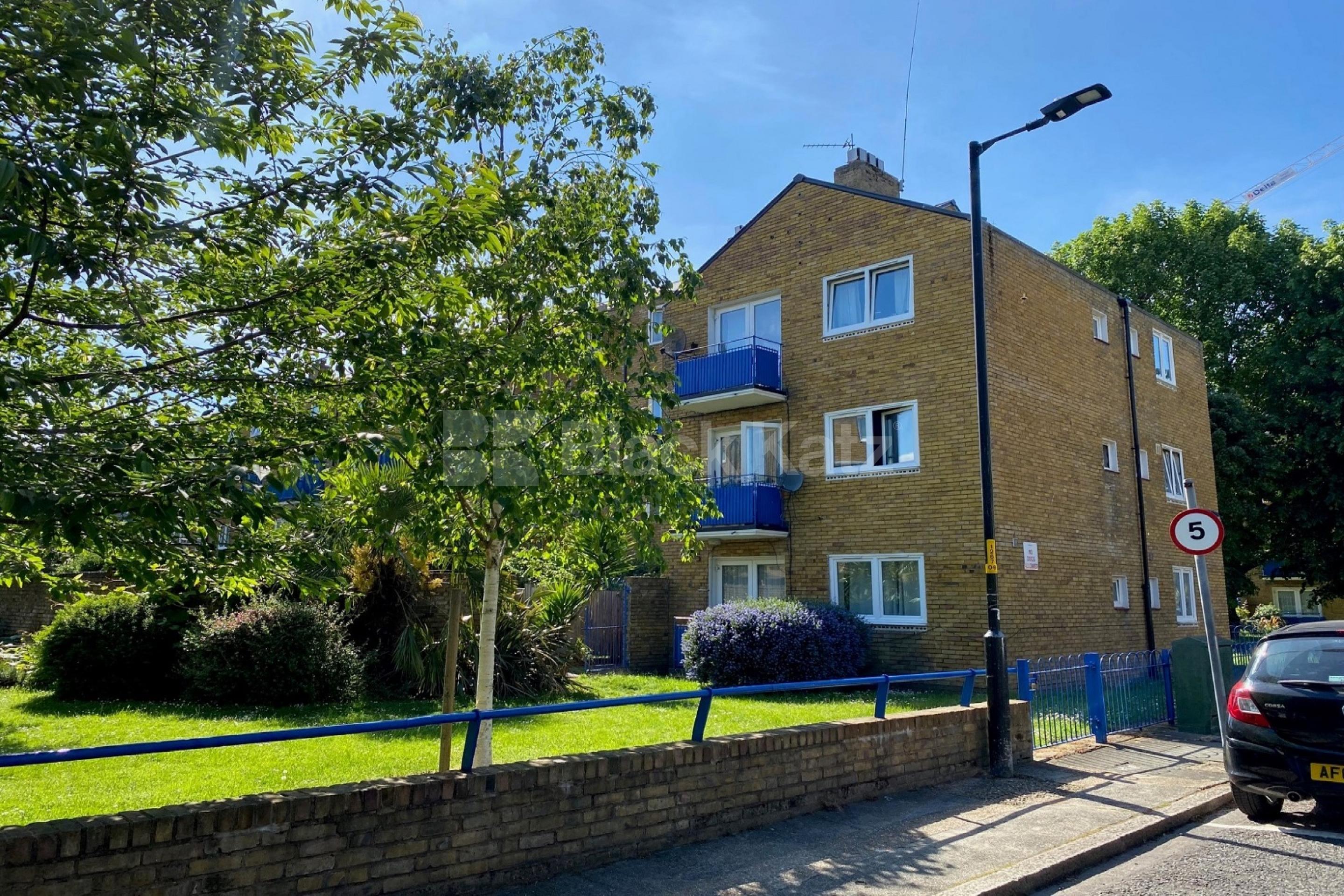 Bright & airy split level apartment with patio garden & superbly located Burbage Close , Borough/London Bridge SE1